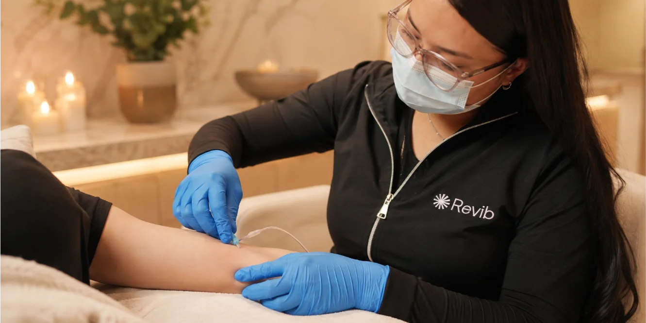 Aplicación intravenosa del suero vitaminado en el brazo de una clienta