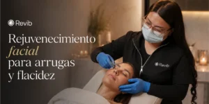 Especialista de Revib realizando un tratamiento de rejuvenecimiento facial para arrugas y flacidez