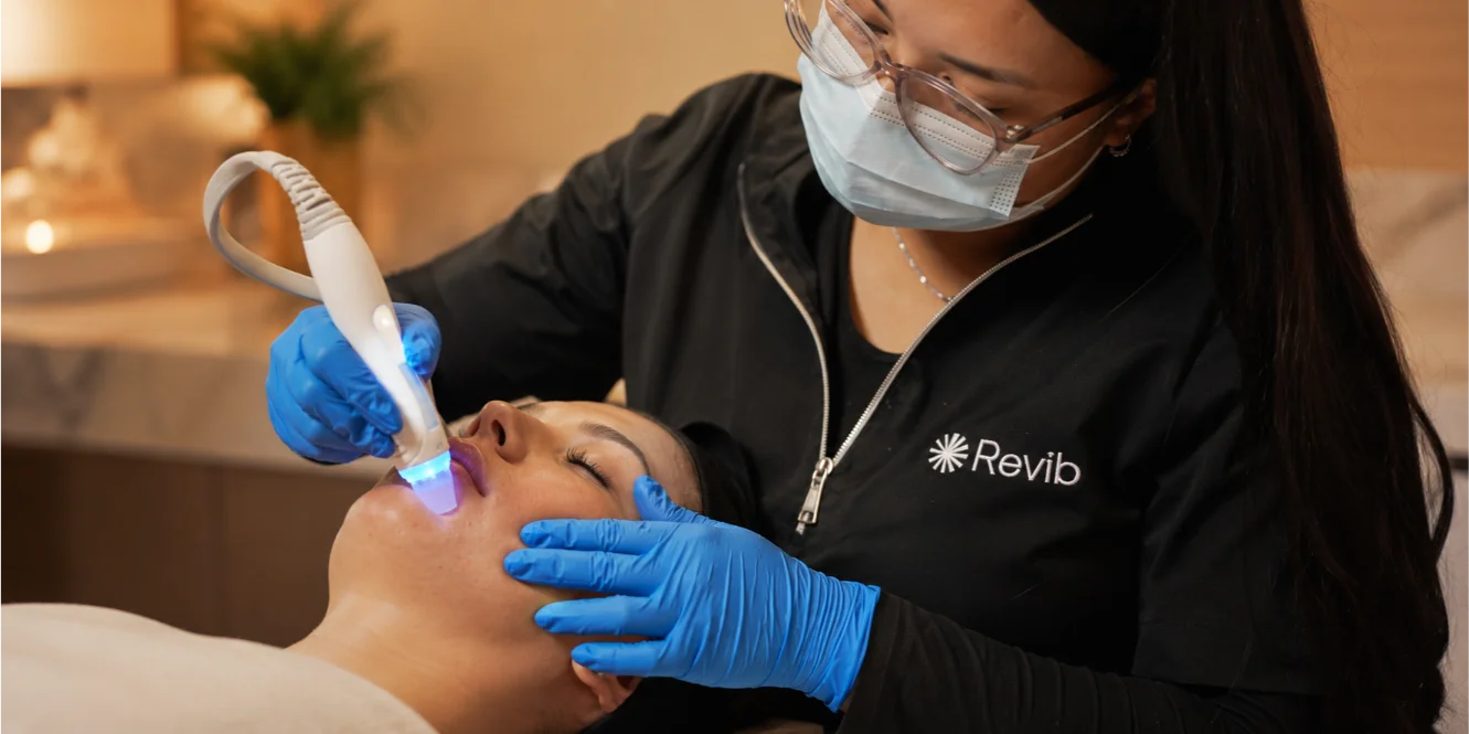 Aplicación de tratamiento con tecnología láser o microneedling en Revib