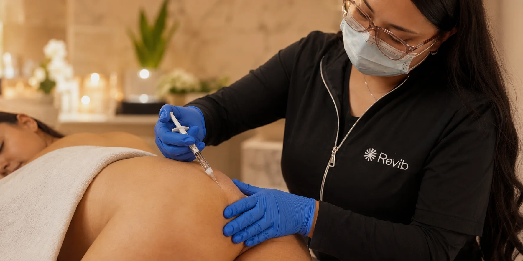 Aplicación de sculptra en glúteos en Revib, ambiente cálido de spa de lujo