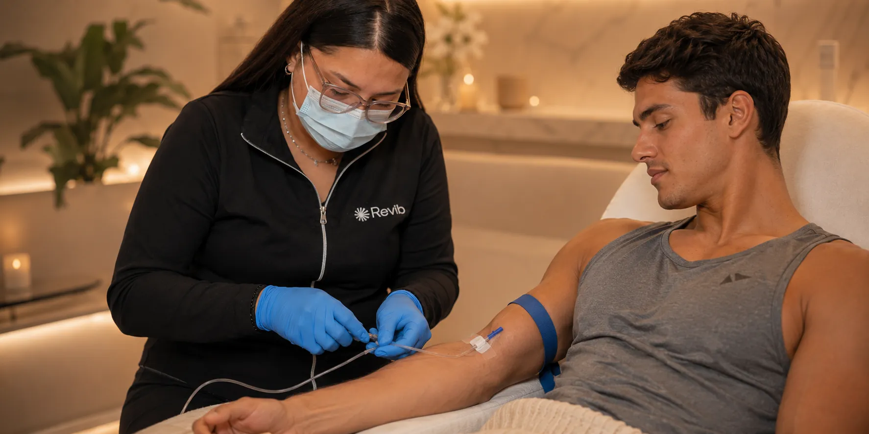 Aplicación del suero para deportistas en el brazo de un paciente en Revib, bajo supervisión profesional