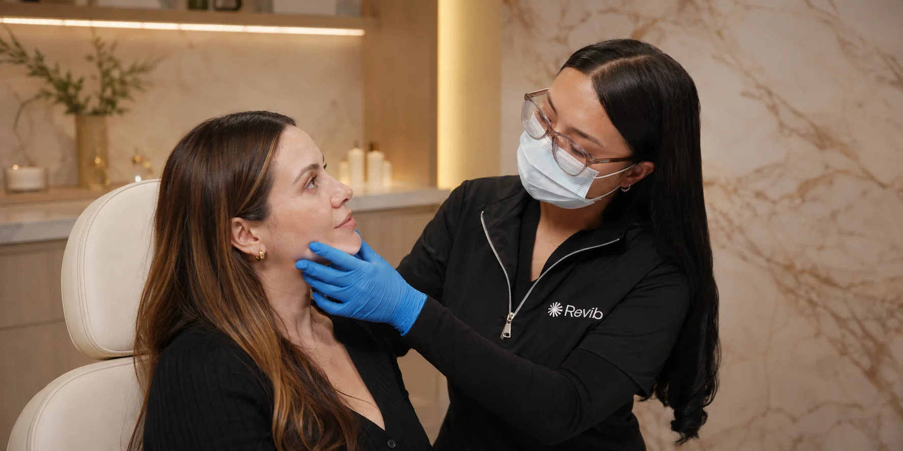 Especialista de Revib realizando una valoración estética personalizada
