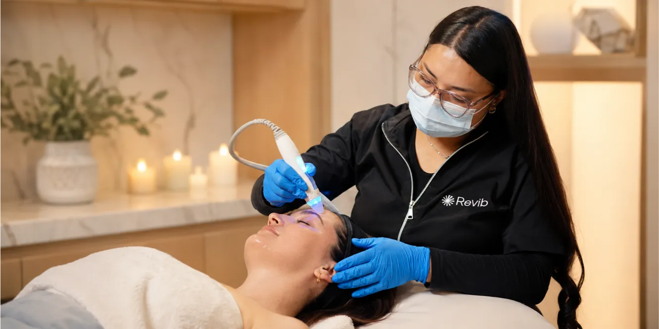 Especialista de Revib aplicando radiofrecuencia facial en el rostro