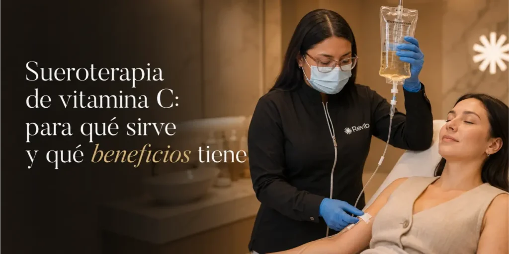 Esteticista de Revib aplicando sueroterapia de vitamina C a una paciente en Bogotá