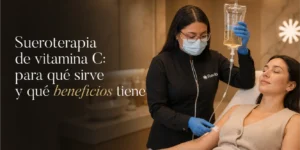 Esteticista de Revib aplicando sueroterapia de vitamina C a una paciente en Bogotá