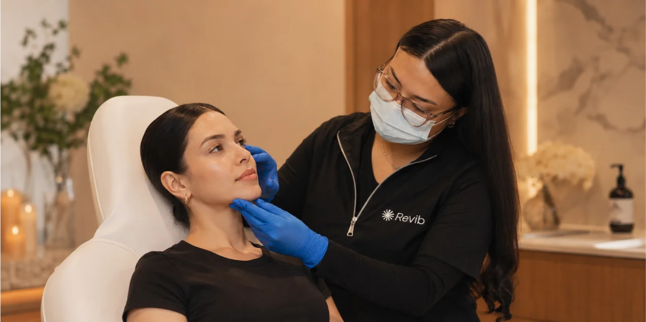 Especialista de Revib realizando una valoración facial para tratar las arrugas